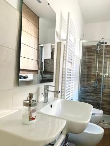 un bagno bianco con lavandino e WC di Tempio Aurora a San Costantino Albanese