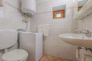 La salle de bains est pourvue de toilettes et d'un lavabo. dans l'établissement Baita Girasole Val Veny, à Courmayeur