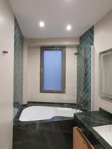 bagno con vasca e finestra di Besiktas house near the coast (1min to airportbus) a Istanbul