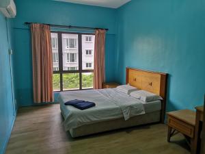 Llit o llits en una habitació de Marina Court KK City Homestay