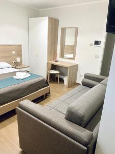 1 dormitorio con cama, sofá y escritorio en Tempio Aurora, en San Costantino Albanese