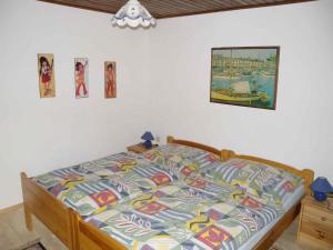 uma cama com um edredão colorido num quarto em Apartments Radstadt Salzburger Land 310 em Radstadt
