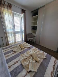 sypialnia z łóżkiem z ręcznikami w obiekcie Apartments Rina - Kneže w mieście Račišće