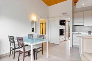 - une cuisine et une salle à manger avec une table et des chaises dans l'établissement Résidence Cala Sultana Appartement T2, à Porto-Vecchio