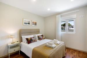 - une chambre avec un lit et 2 serviettes dans l'établissement Pontes Guest House, à Arcozelo