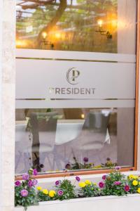 a display window of a restaurant with flowers at Apart-Hotel President in Ulcinj