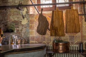 una cucina con utensili in legno appesa al muro di Frantoio Del Moscatello a Camaiore