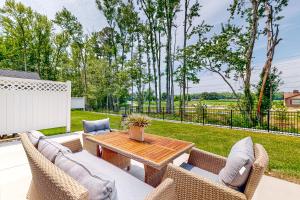 Κήπος έξω από το Friendship Creek --- 35058 Dundee St