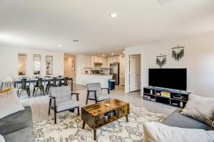 Televiisor ja/või meelelahutuskeskus majutusasutuses Staycation Cottage