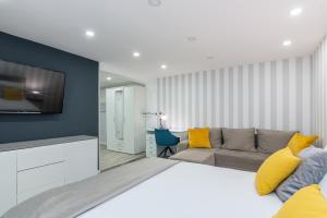 1 dormitorio con 1 cama grande con almohadas amarillas en Small, sweet & cosy apartments, en Rijeka