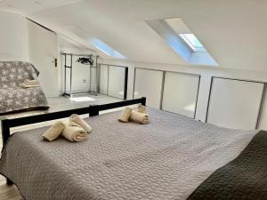 una camera da letto con un grande letto con due cuscini sopra di Apartment Leda a Kraljevica (Porto Re)