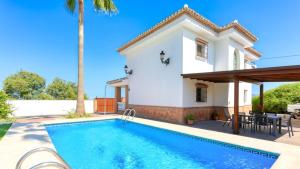 une villa avec une piscine et une maison dans l'établissement Casa Huerta Alejo Alozaina by Ruralidays, à Alozaina