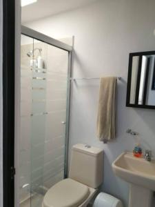 W łazience znajduje się prysznic, toaleta i umywalka. w obiekcie Casa como nueva, cómoda y tranquila w mieście Guadalajara