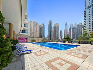 Bazén v ubytování Lovely Studio Marina Tower Dubai nebo v jeho okolí