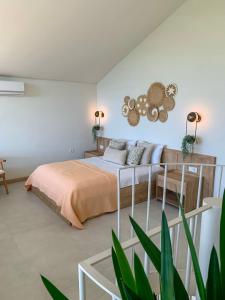 ein weißes Schlafzimmer mit einem Bett und einer Pflanze in der Unterkunft Mono house kartepe in Kocaeli