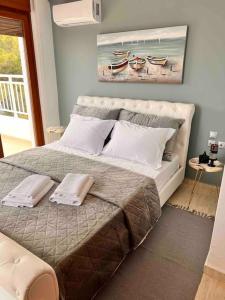 Кровать или кровати в номере Kallithea Residence