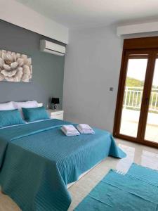 Кровать или кровати в номере Kallithea Residence