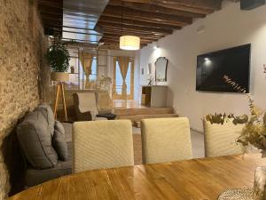 sala de estar con mesa y sillas en Luxury Apartment Stancesvic LOFT (New), en Vic