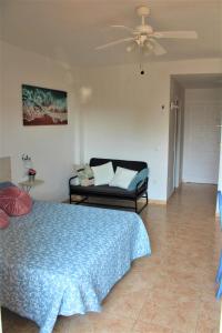 Postel nebo postele na pokoji v ubytování SUN & SEA BENALBEACH