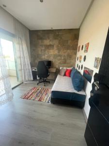 a bedroom with a bed and a desk in a room at BEAU TRIPLEX EN RESIDENCE in Skhirat