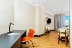 NH HOTEL FEIRA DE SANTANA的电视和/或娱乐中心