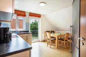cocina con mesa y sillas en Diesch, en Neukirch
