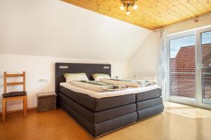 una camera con un grande letto e una finestra di Diesch a Neukirch