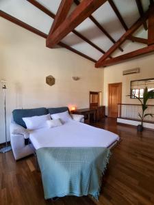 1 dormitorio grande con 1 cama y 1 sofá en Upper Garden Guest House, en Cagliari