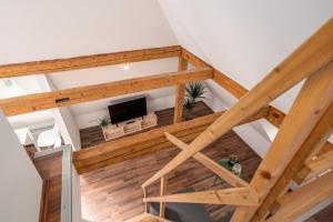 una vista aérea de una sala de estar con vigas de madera. en CASSEL LOFTS - Kleines Loft nähe Uni & Klinikum, en Kassel