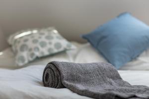 una toalla sobre una cama con almohadas en CASSEL LOFTS - Kleines Loft nähe Uni & Klinikum, en Kassel