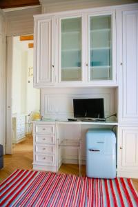 a white desk with a computer on top of it at L'échelle Rouge in Cannes