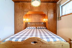 阿拉巴的住宿－Tabià La Stua，一间卧室,卧室内配有一张可调节的床