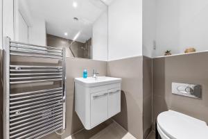 ein kleines Bad mit WC und Waschbecken in der Unterkunft London's Charm 2 BR Flat CB3 in Croydon
