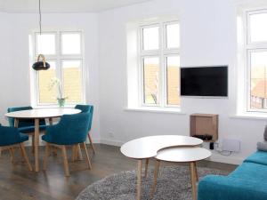 TV a/nebo společenská místnost v ubytování Holiday home Svaneke XL