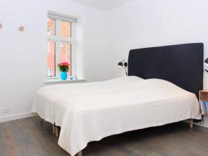 Postel nebo postele na pokoji v ubytování Holiday home Svaneke XL