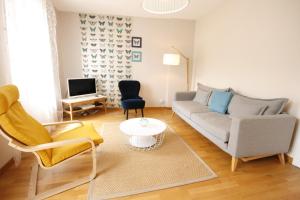 un soggiorno con divano e tavolo di Appartement Poétique a Kaysersberg