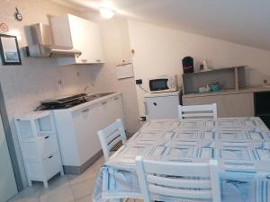 a kitchen with a table and chairs in a room at B&B Al Verde & Mare in Porto Garibaldi