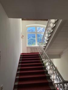 uma escada numa casa com uma janela em Un soffio d’aria sulle Dolomiti em Chiapuzza