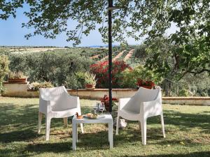 ピスティッチにあるVilla Antonellaの三脚の椅子と芝生のテーブル