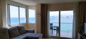ベニドルムにあるPortofino Marのリビングルーム(ソファ付)が備わり、海の景色を望めます。