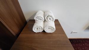 twee rollen handdoeken op een houten vloer bij Boutique Global in Braşov