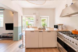 Nhà bếp/bếp nhỏ tại La maison d'à côté +11 ảnh