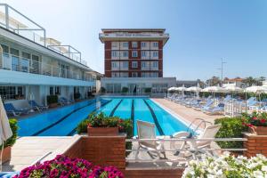 Bazén v ubytovaní Grand Hotel & Riviera alebo v jeho blízkosti
