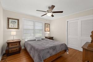 Ένα ή περισσότερα κρεβάτια σε δωμάτιο στο Cozy Home Across from Base, Close to Airport & Beaches