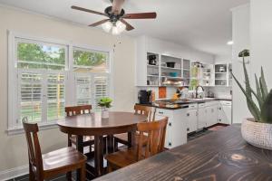 Η κουζίνα ή μικρή κουζίνα στο Cozy Home Across from Base, Close to Airport & Beaches