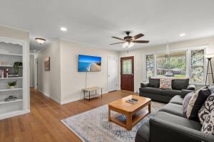 Μια τηλεόραση ή/και κέντρο ψυχαγωγίας στο Cozy Home Across from Base, Close to Airport & Beaches