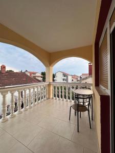 einen Balkon mit einem Tisch und Stadtblick in der Unterkunft Apartmani Mila in Biograd na Moru