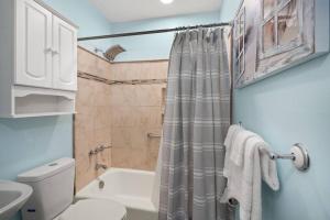 Ένα μπάνιο στο Cozy Home Across from Base, Close to Airport & Beaches +26 φωτογραφίες