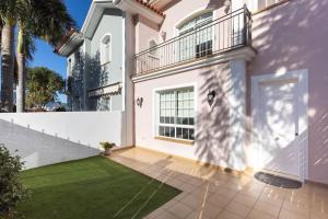 a white house with a lawn in front of it at Alojamiento acogedor y tranquilo in La Orotava
