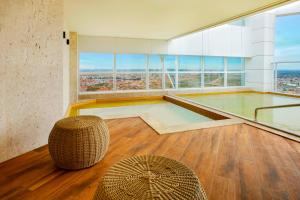 NH HOTEL FEIRA DE SANTANA内部或周边的泳池